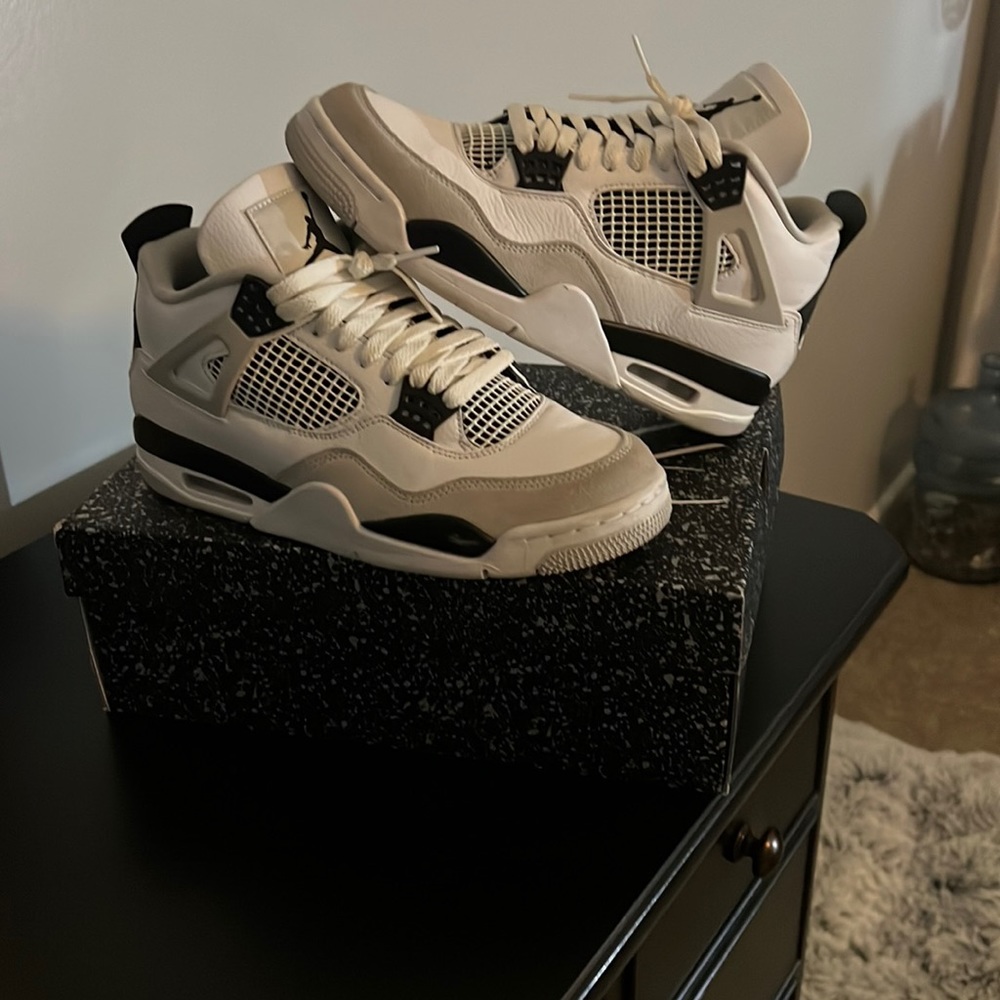 Air Jordan 4 Retro ‘Military Black’ Size 9M / 10.5W